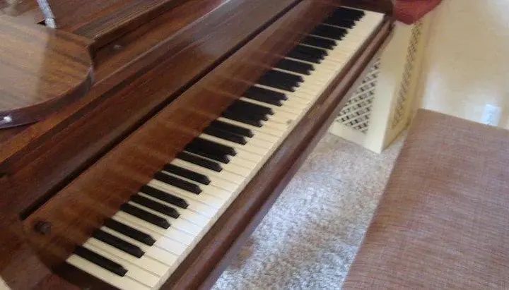 Ile klawiszy ma pianino a ile fortepian? Poznaj kluczowe różnice!