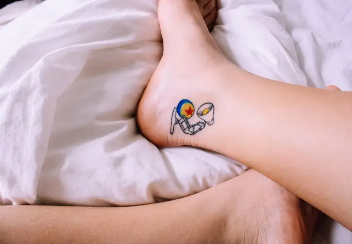 Uroczy tatuaż na kostce przedstawiający Luxo Jr. z Toy Story.