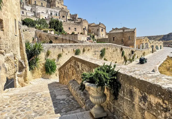 Kamienne schody prowadzą do starożytnego miasta Matera. Zobaczysz tu unikalną architekturę i poczujesz klimat dawnych wieków.