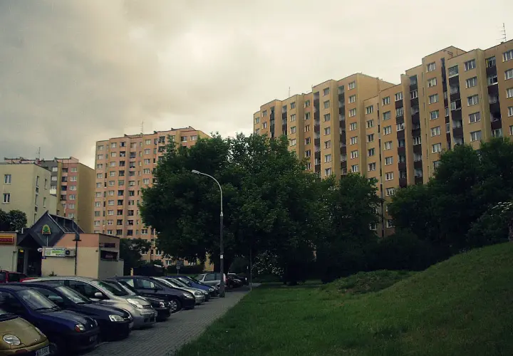 Jak dojechać na Osiedle Złotego Wieku w Krakowie? Praktyczny przewodnik
