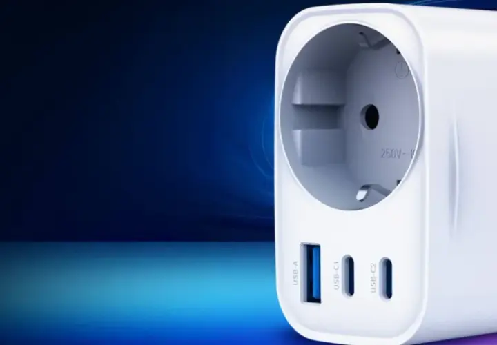 Nowoczesne rodzaje ładowarek do telefonu: biała kostka z gniazdem sieciowym i portami USB-A, USB-C1, USB-C2.