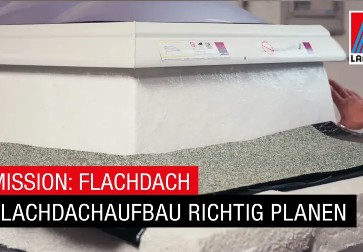 Arbeiter dichtet eine Flachdachdurchdringung mit Bitumenbahnen ab. Der Aufbau des Flachdachs wird sorgfältig geplant.