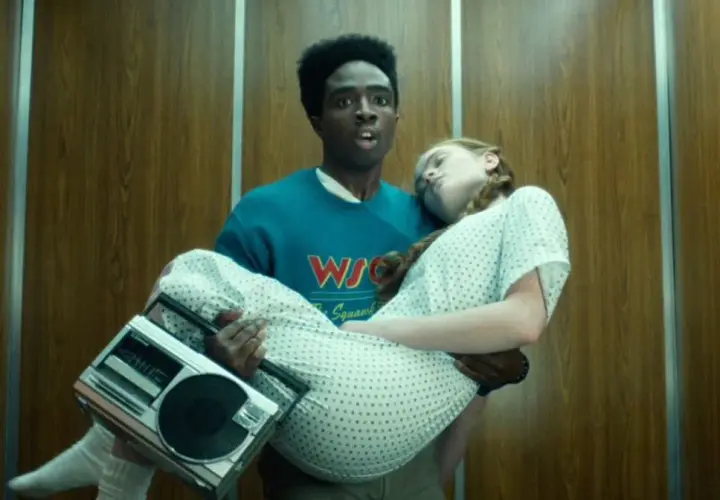 Lucas niesie Max, która jest nieprzytomna, trzymając radio. Ta scena z Stranger Things to klucz do uratowania jej życia, dzięki tej piosence.