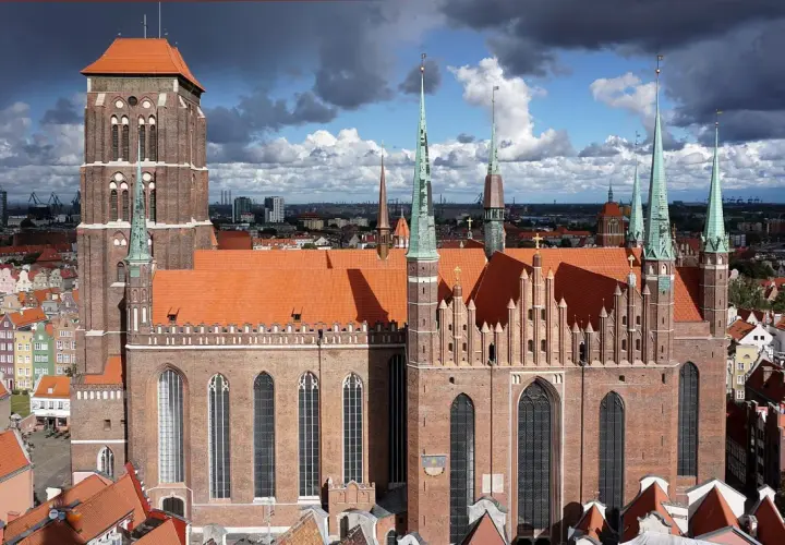 Bazylika Mariacka w Gdańsku, z jej imponującą wieżą i strzelistymi dachami, skrywa wiele ciekawostek.