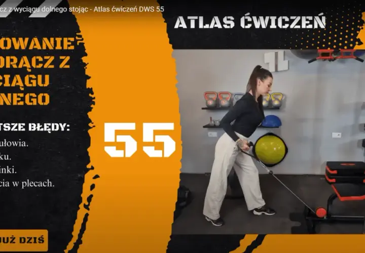Kobieta wykonuje wiosłowanie jednorącz z wyciągu dolnego, ćwicząc plecy. Na ekranie widnieje napis "ATLAS ĆWICZEŃ" i numer 55.