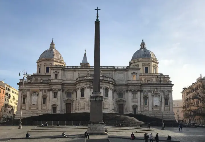 La maestosa chiesa Santa Maria Maggiore domina la piazza con le sue cupole e un obelisco.