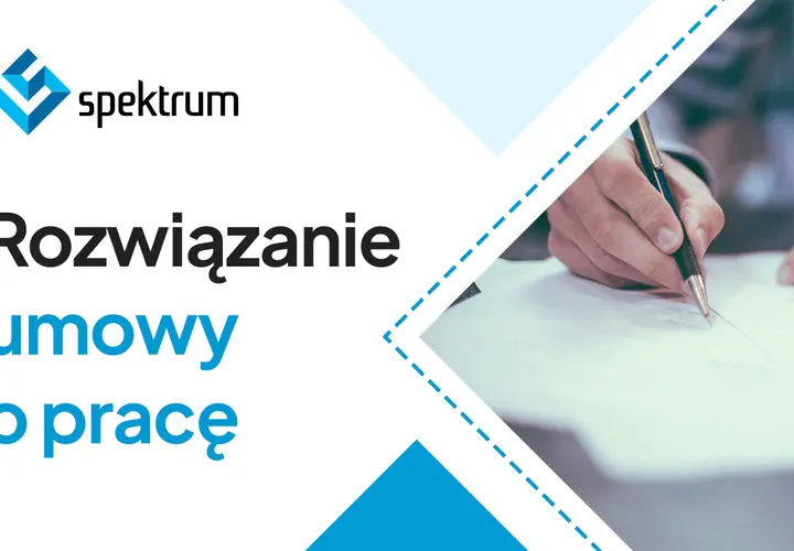 Rozwiązanie umowy o pracę przez pracodawcę. Dłoń z długopisem podpisuje dokument.