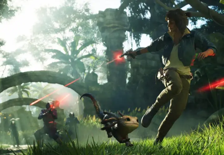 Kobieta strzela z blastera, uciekając przed wrogami w dżungli. W tle widać małego stwora. To scena z gry Star Wars Outlaws.