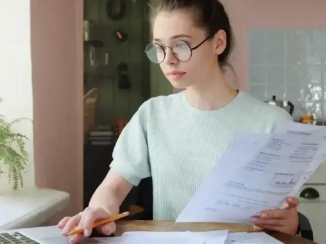 Ile średnio zużywa się prądu dziennie? Sprawdź, jak zredukować koszty
