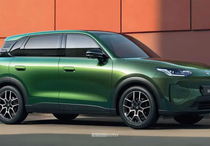 Un SUV verde brillante, il Leapmotor B03X, con un design moderno e linee aerodinamiche, si staglia contro uno sfondo arancione.