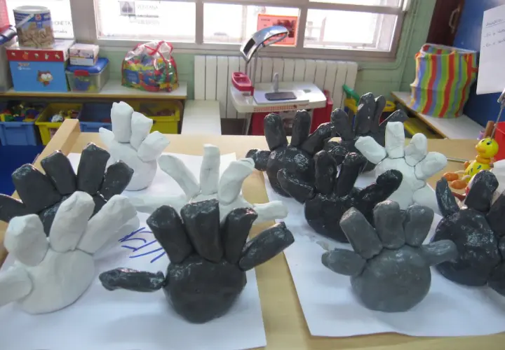 Manos de arcilla, un botero para niños, en blanco y negro, listas para la imaginación.
