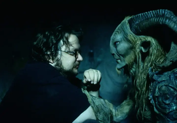 Guillermo del Toro wpatrzony w fauna. Mistrz fantasy tworzy swoje niezapomniane **guillermo del toro filmy**.