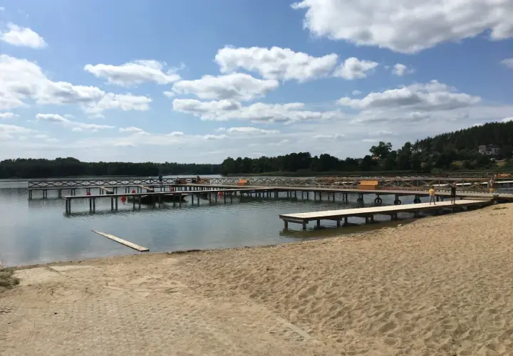 Drewniane pomosty nad jeziorem, plaża i las. Gowidlino atrakcje dla każdego.
