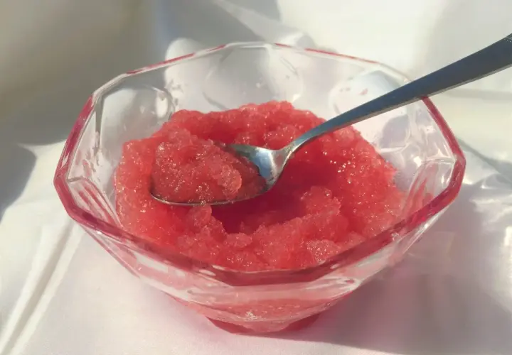 Sorbetto all'anguria senza gelatiera in una coppa di cristallo, pronto per essere gustato.
