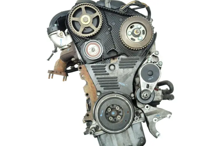 Motor de coche con correa de distribución visible. Si te preguntas qué significa SDI en un coche, se refiere a un tipo de motor diésel.
