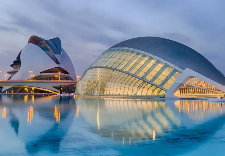 Moderne Architektur in Valencia, Spanien, mit reflektierenden Wasserflächen. Ein Highlight der Stadt.