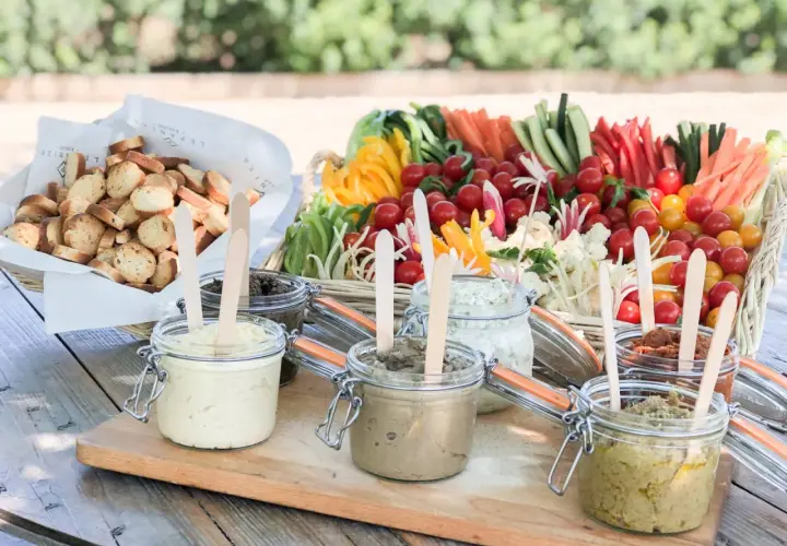 Un plateau coloré de légumes croquants et de tartinades variées, parfait pour une recette de crudités pour buffet.