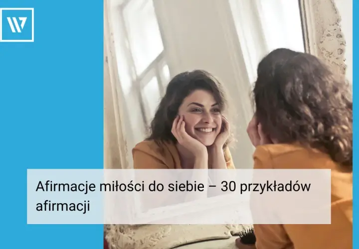 Uśmiechnięta kobieta patrzy w lustro, ćwicząc afirmacje miłości do siebie.