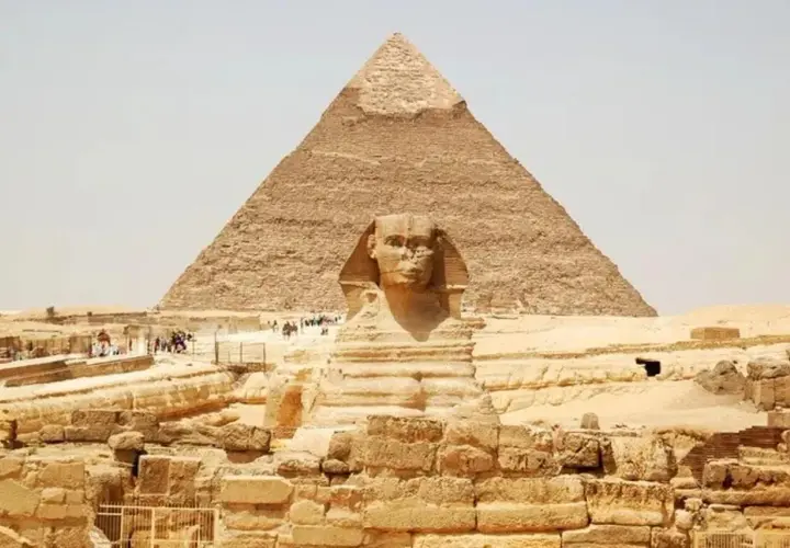 La Esfinge y la Gran Pirámide de Giza, un sitio histórico. A pesar de su belleza, es peligroso viajar a Egipto si no se toman precauciones.