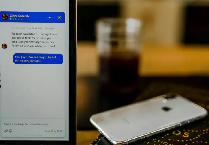 Dymki czatu messenger pokazują wiadomość od Claire: "Hey guys! Pumped to get started this upcoming week :)".