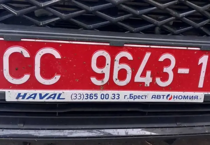 Czerwona tablica rejestracyjna CC 9643-1 z napisem "HAVAL" i numerem telefonu.