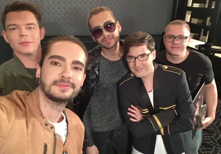 Tokio Hotel członkowie: Bill Kaulitz, Tom Kaulitz, Georg Listing i Gustav Schäfer pozują do selfie.