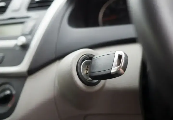 Kluczyk w stacyjce samochodu, gotowy do uruchomienia silnika. To dzięki niemu działa immobilizer, chroniąc auto przed kradzieżą.