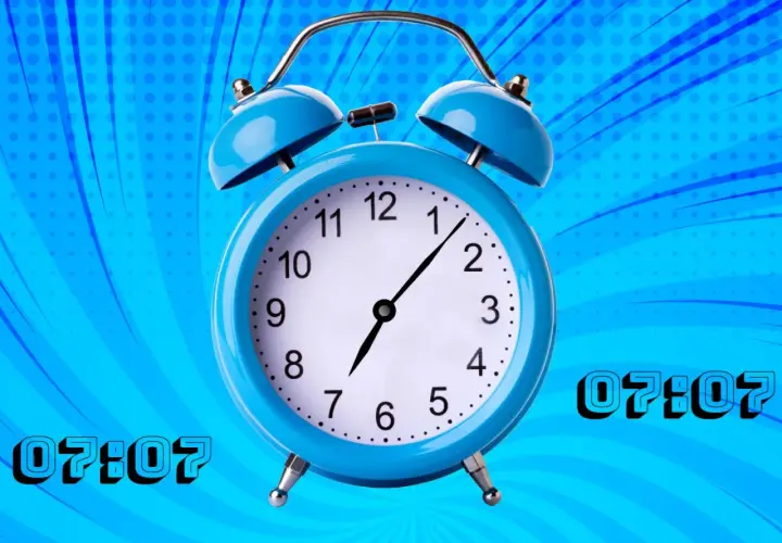 Reloj despertador azul con la hora espejo 07:07. El tiempo se detiene en este momento especial.