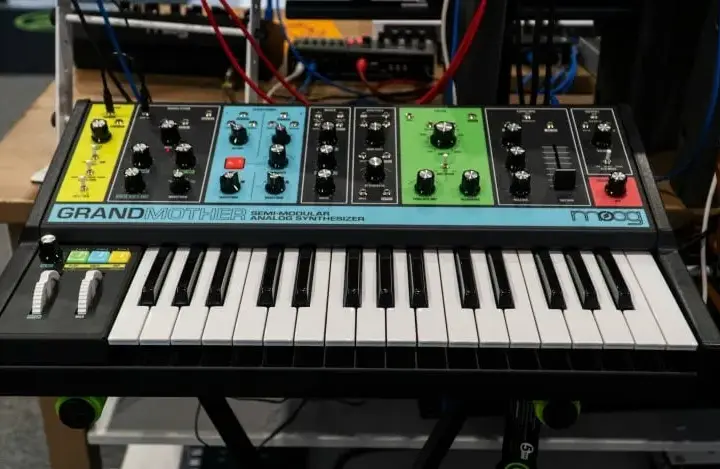 Muzyka elektroniczna lat 80.: Jak syntezatory podbiły świat?
