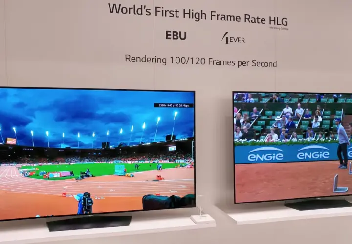 Dwa ekrany prezentują sportowe wydarzenia w technologii hfr kino. Po lewej stadion lekkoatletyczny, po prawej kort tenisowy.