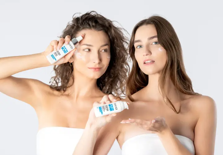 Dwie kobiety prezentują kosmetyk Bandi "More Than Moist". Czy to jest nmf co to? Ten produkt nawilża skórę.