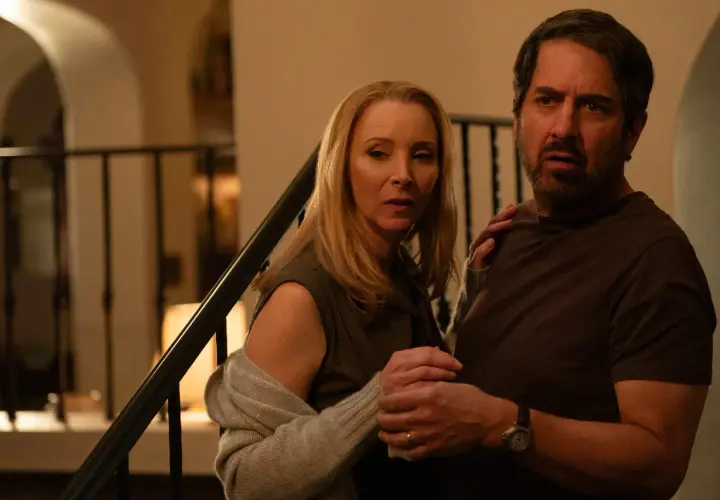 Para zaniepokojonych ludzi, w tym Lisa Kudrow, w scenie z serialu "Za fasadą".