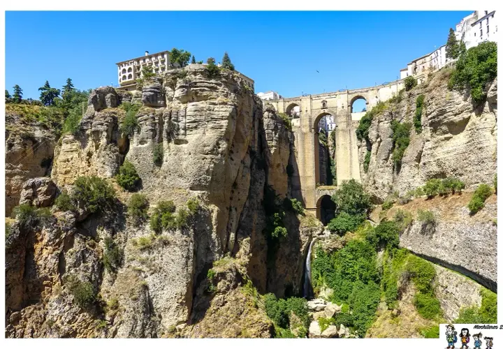 Impresionante Puente Nuevo sobre el Tajo de Ronda, un lugar imprescindible que ver en Ronda. Cascadas y edificios coronan los acantilados.