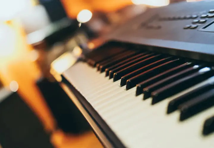 Klawisze pianina czekają na palce, by stworzyć piękną melodię.