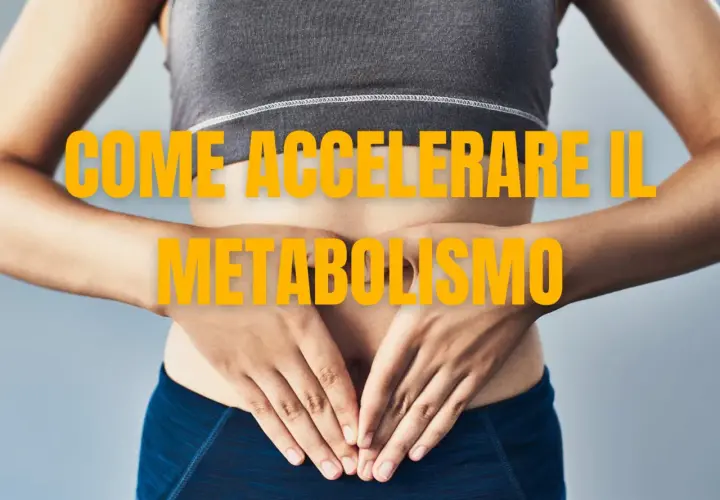Donna in abbigliamento sportivo con le mani sull'addome, testo giallo "COME ACCELERARE IL METABOLISMO".