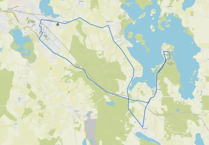Trasa rowerowa wokół malowniczego miasta nad jeziorem Skiertąg. Mapa pokazuje drogę przez lasy i wzdłuż brzegów jeziora, z zaznaczonymi wzgórzami.