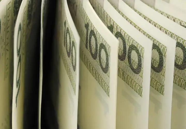 Złote banknoty 100 zł, symbolizujące przyszłe dochody i nadzieję na wyższą kwotę wolną od podatku 2026.