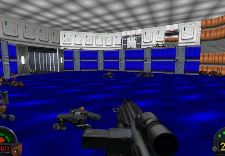 Gracz w grze Dark Forces 2 walczy z potworami w niebieskim, futurystycznym pomieszczeniu.