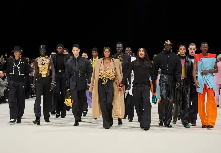 Naomi Campbell i Olivier Rousteing na wybiegu Balmain. To za ta firma tworzy odważne, luksusowe kreacje.