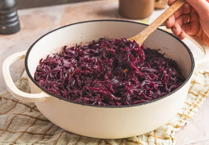 Gekochter Rotkohl in einem Topf, bereit zum Servieren. Die Frage "rotkohl wie lange kochen" wird hier visuell beantwortet.