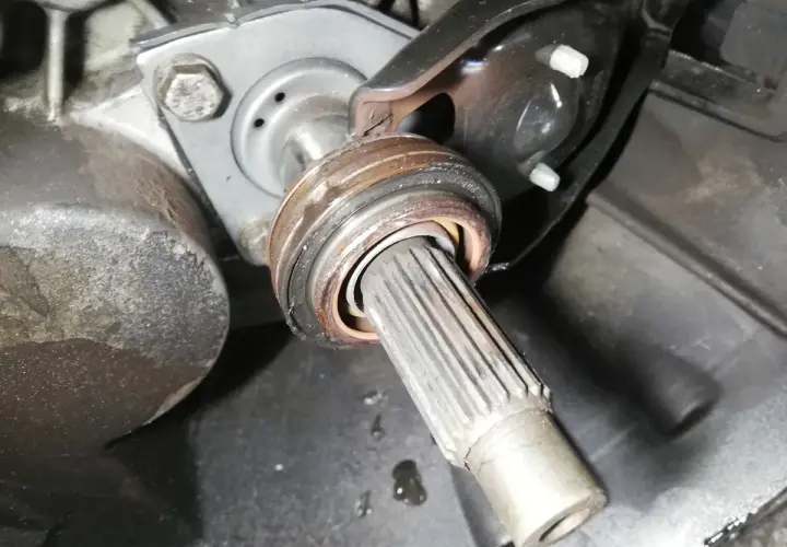 Zużyte łożysko oporowe sprzęgła w aucie 1.6 HDI szarpie przy przyspieszaniu. Widoczny wałek sprzęgłowy i elementy mechanizmu.