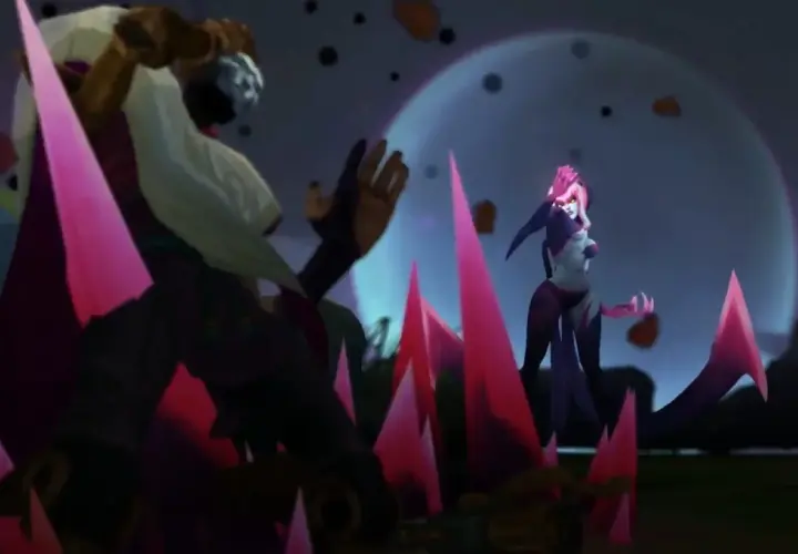 Evelynn, demonica z różowymi włosami, czai się wśród kryształów. Na pierwszym planie postać w białej szacie.