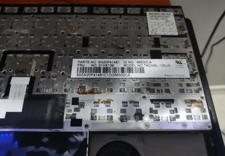 Beschädigte Lenovo Tastatur, Modell TACNBL-105US. Rostige Stellen deuten auf Wasserschaden hin, daher geht die Lenovo Tastatur nicht.