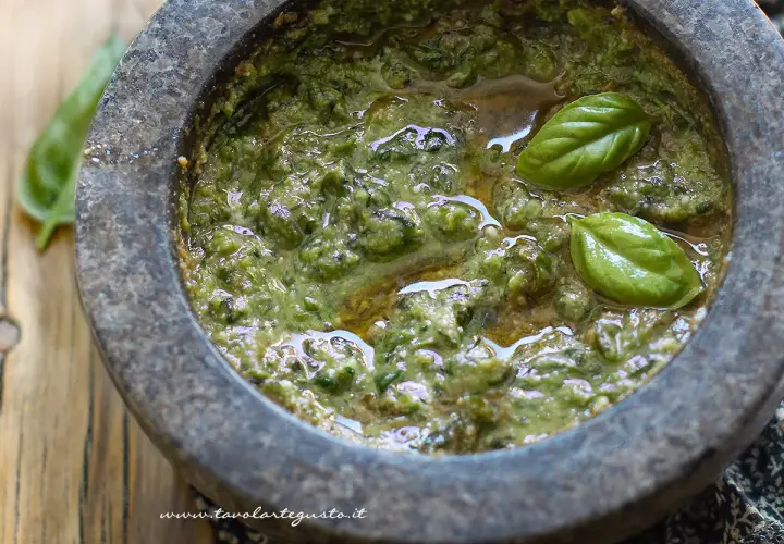 Pesto genovese originale appena fatto nel mortaio, con basilico fresco e olio d'oliva.