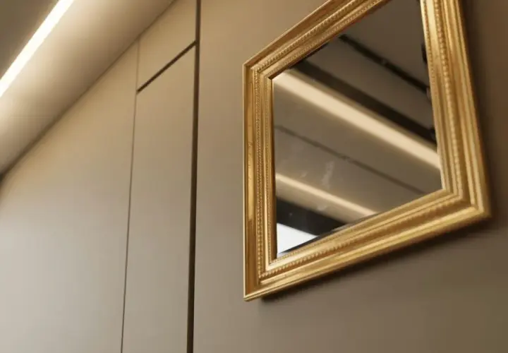 Jak powiesić lustro z ramą? Uniknij błędów poradnik DIY