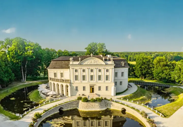 Pałac w Kurozwękach, otoczony fosą i bujną zielenią, zaprasza do podziwiania swojej barokowej architektury.