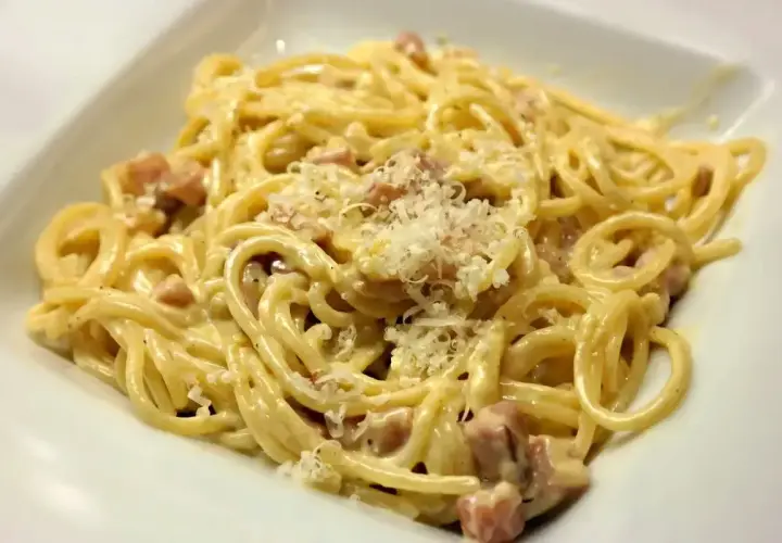 Spaghetti carbonara – przepis oryginalny ze śmietaną. Pyszne danie z makaronem, boczkiem i serem, idealne na szybki obiad.
