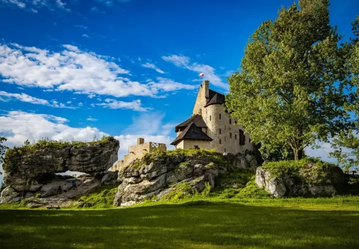 Zamek Bobolice na skale, idealne miejsce na zwiedzanie. Sprawdź cennik i zaplanuj wycieczkę!