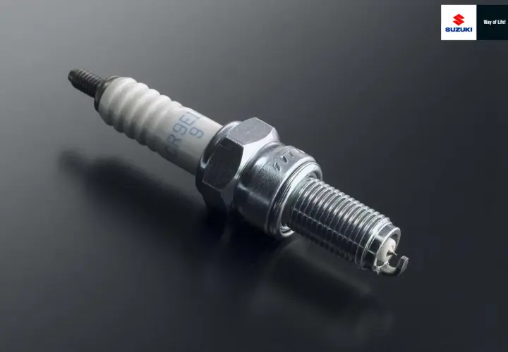 Bujía Suzuki CR9E1-9. La vida útil de una bujía depende de su uso y mantenimiento.