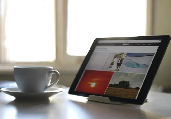 Poranna kawa i tablet z rankingiem tabletów do 1500 zł. Idealny zestaw do planowania zakupów.